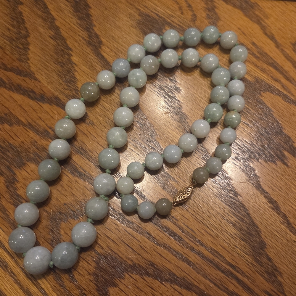 green jade jadite 22in long beaded necklace 14kg filigree clasp 10mm knotted 94g